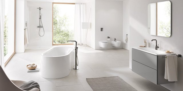 Ein Badezimmer mit einer freisthenden Badewanne und einem Wand-Bidet