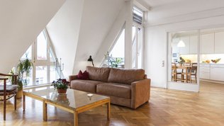 Großes Wohnzimmer im Altbau mit Lüftungsanlage